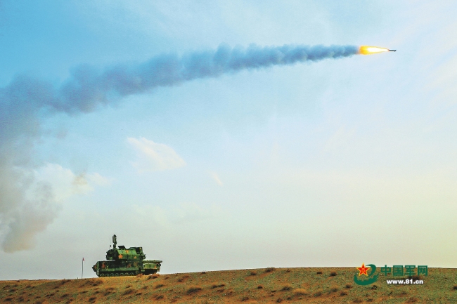 陆军某旅跨昼夜实弹射击训练影像