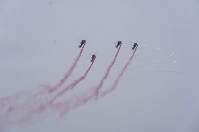 首次亮相！近距离看直-20T凌空画“凤凰”