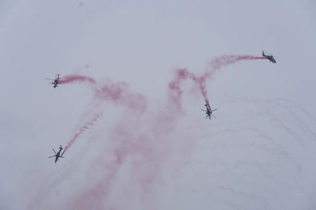 首次亮相！近距离看直-20T凌空画“凤凰”