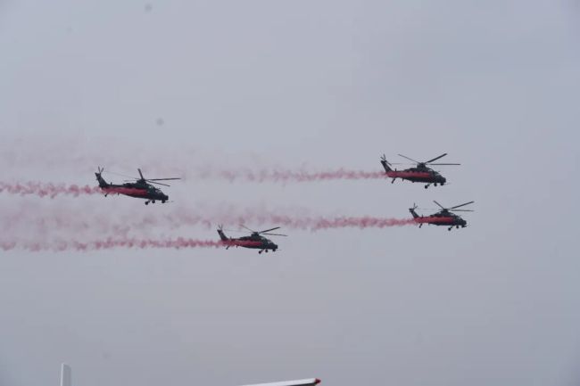 首次亮相！近距离看直-20T凌空画“凤凰”