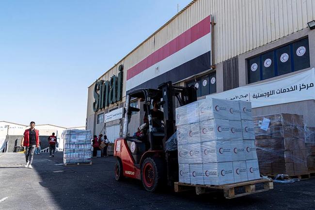 埃及大量援助物资堆积等待进加沙 援助物资排起长龙