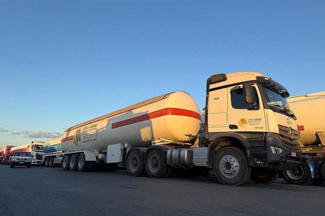 埃及大量援助物资堆积等待进加沙 援助物资排起长龙