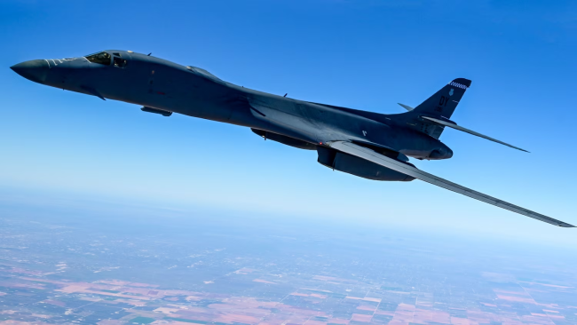 军舰和F-35还不够？美媒曝美军B-1B轰炸机曾抵近委内瑞拉