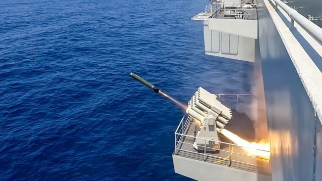 南海某海域，展开海上多课目训练