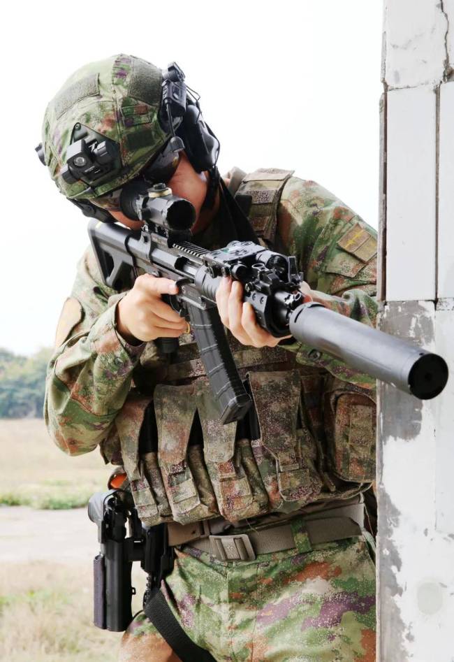 新曝光!中国步枪全部安装消音器,普通士兵要消音器有什么用?