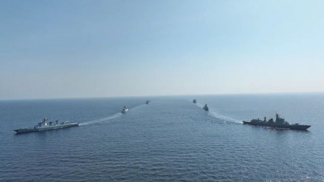 海军第48批护航编队护送船舶通过亚丁湾
