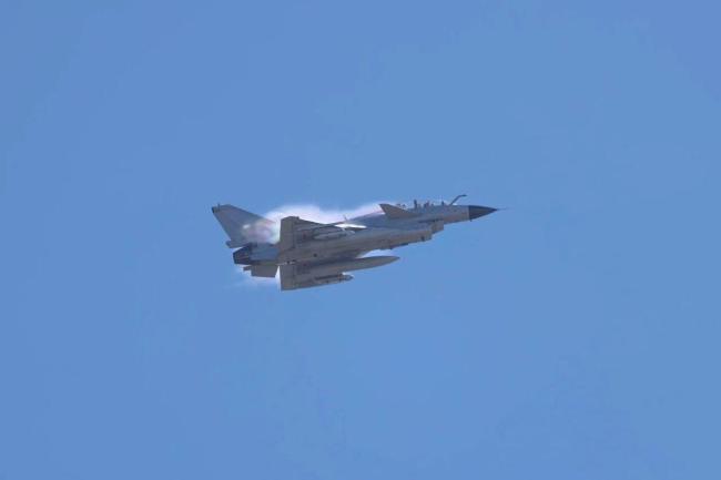 霞光伴鹰飞！空军战机训练壁纸上新