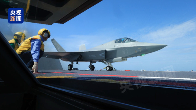 福建舰入列后首次海上实兵训练 多型舰载机亮相
