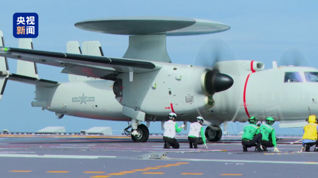 福建舰入列后首次海上实兵训练 多型舰载机亮相