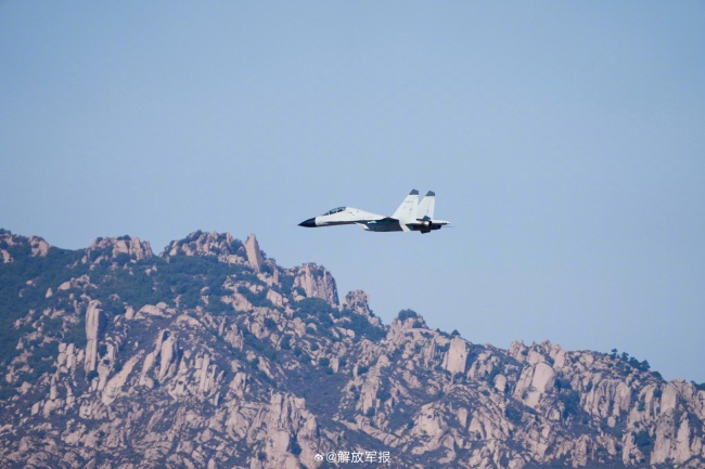 “战鹰”翱翔！直击海军航空大学某团飞行训练