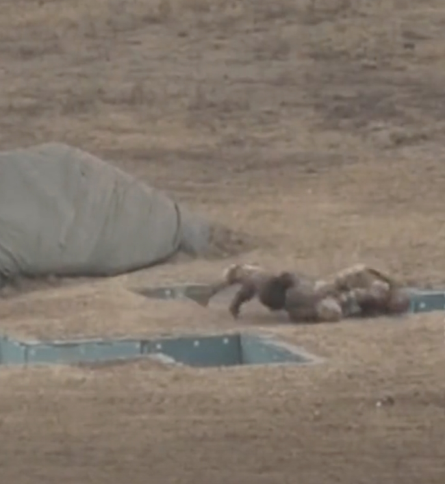 新兵投弹遇险情 安全员处置画面曝光！