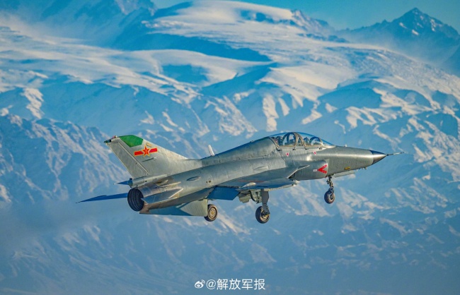 一键收藏！空军战机与雪山同框