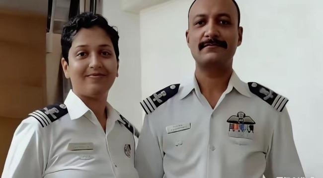 飞行员航展坠机身亡 空军妻子泪别敬礼！