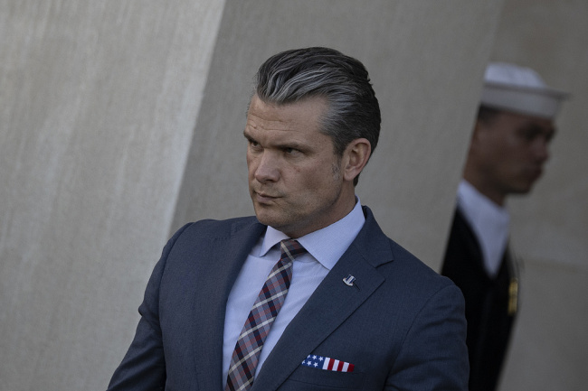 美国民主党加大施压力度，要求政府公布二次打击“运毒船”视频