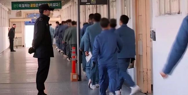 学者:尹锡悦遭到抛弃或彻底垮掉!