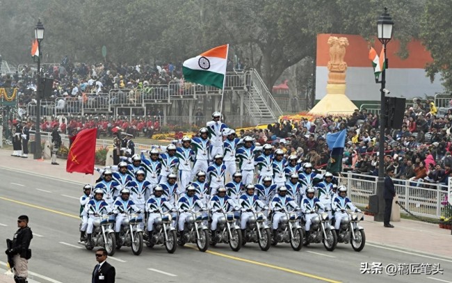 印度举行阅兵 “开挂”特技又来了！