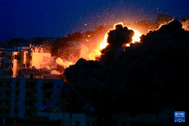 现场实拍：以色列深夜空袭黎巴嫩南部 导弹爆炸火光四射 民众紧急疏散 边境冲突升级