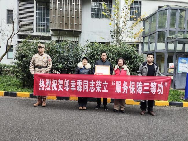 贵阳观山湖区军地联合送喜报 尊崇荣光暖军心！