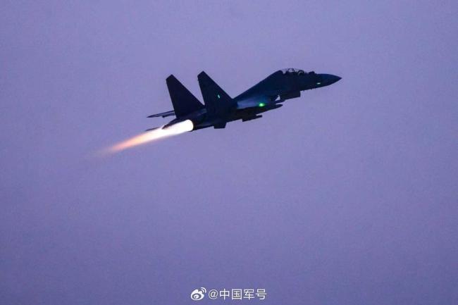 硬核浪漫！战鹰与晚霞同框适配度拉满