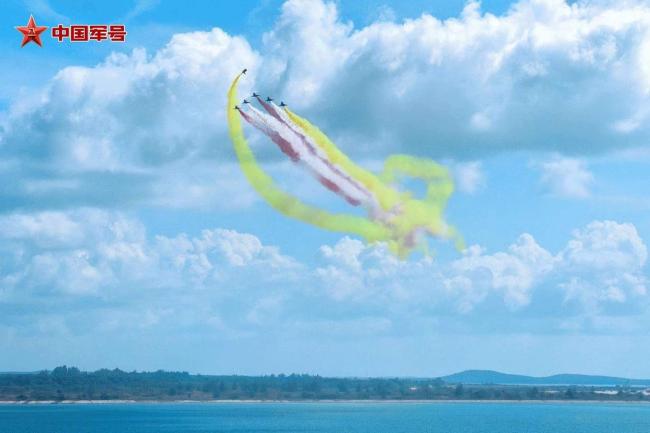 全新阵容！八一飞行表演队完成新加坡航展检验性飞行