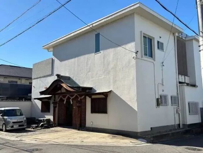 高市背后的女人