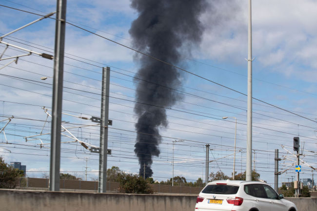 以色列特拉维夫一建筑冒起浓烟 防空警报后情景