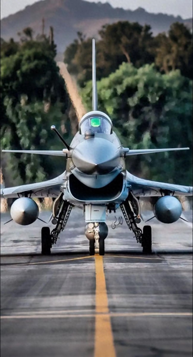 歼10C遭外机雷达照射飞行员以牙还牙