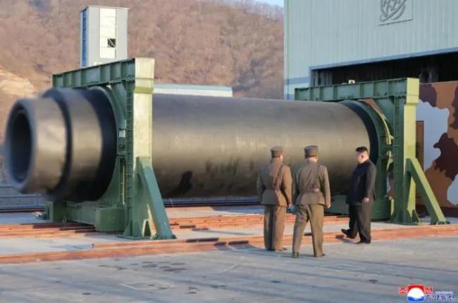 金正恩观摩男兵胸口碎大石女兵格斗术！