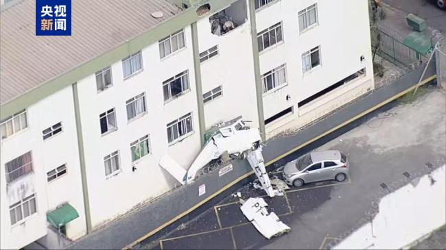 巴西一小型飞机撞向居民楼 机上一人死亡三人重伤