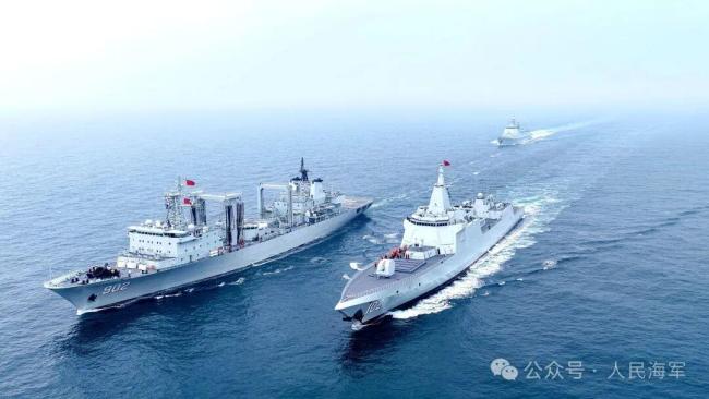直击现场！东平湖舰为拉萨舰、青岛舰、漯河舰实施补给