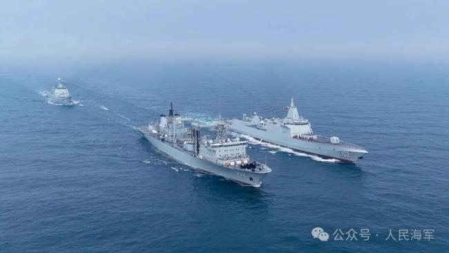 直击现场！东平湖舰为拉萨舰、青岛舰、漯河舰实施补给