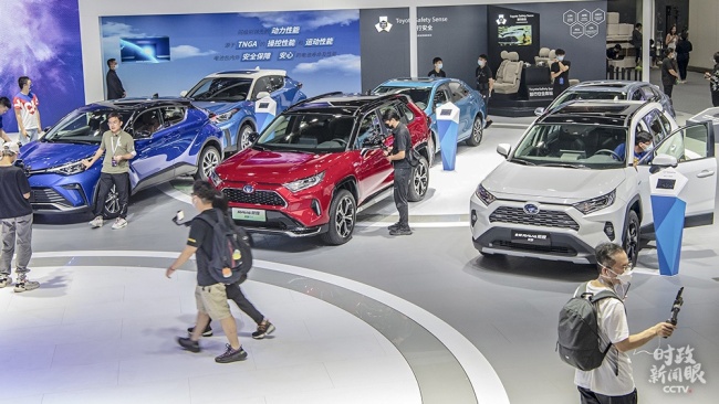  △中国的新能源汽车产销量连续5年居世界首位，这是近日在广州国际会展中心展出的新能源汽车。