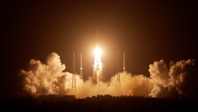 长征五号遥五运载火箭将嫦娥五号探测器发射升空