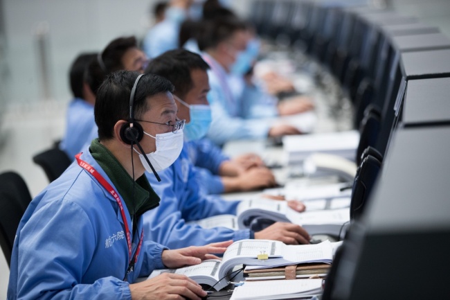 12月1日，在北京航天飞行控制中心，航天科技人员在监测嫦娥五号探测器工作状态。新华社记者 金立旺 摄