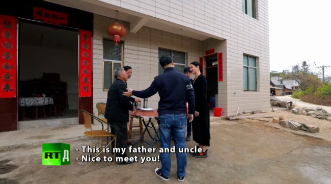  ▲安娜见到小王的家人。（纪录片截图）