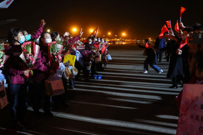 4月7日，国家援鄂医疗队队员抵达北京首都国际机场，与到场迎接的亲友相见，期待着14天隔离后的团聚。新华社记者 张玉薇 摄