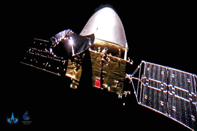 10月1日，国家航天局发布我国首次火星探测任务“天问一号”探测器飞行图像。探测器上的五星红旗光彩夺目，呈现出一抹靓丽的中国红。新华社发（国家航天局供图）