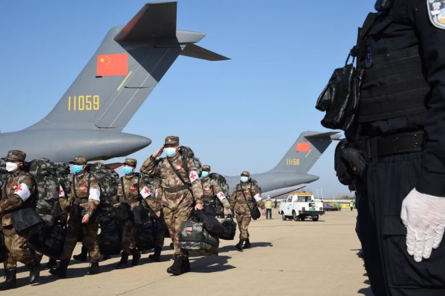2月17日，军队支援湖北医疗队员抵达武汉天河机场。新华社记者 黎云 摄