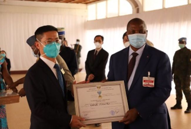 中非共和国总统向中国援中非第17批医疗队授勋