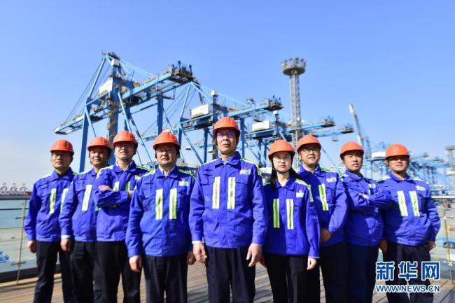 中国智慧港口的“拓荒人”——记山东港口青岛港连钢创新团队