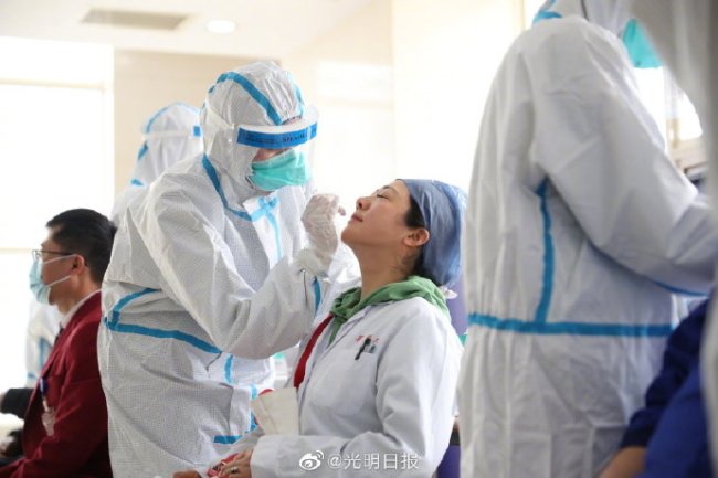 上海各大医院全院全员核酸检测 院方新开辟多个紧急核酸检测点