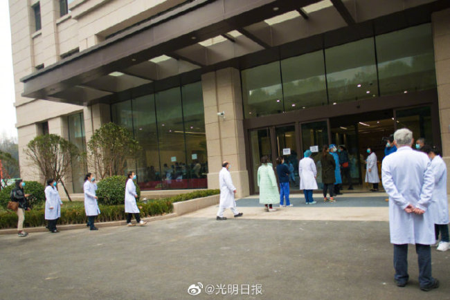 上海各大医院全院全员核酸检测 院方新开辟多个紧急核酸检测点