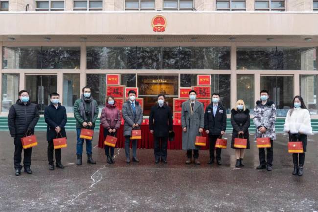 中国驻俄使馆向留学生发放“春节包”