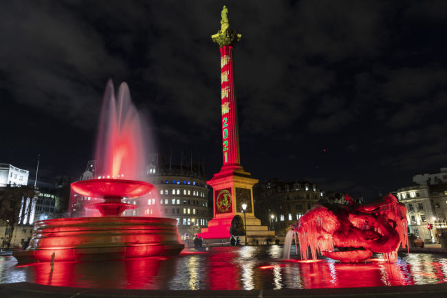 伦敦特拉法加广场亮起“中国红”