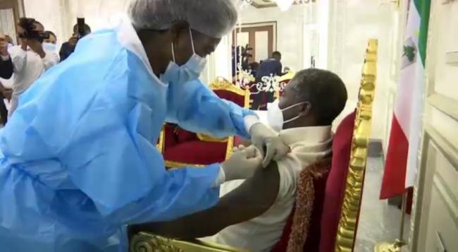  赤道几内亚副总统曼格接种中国新冠疫苗