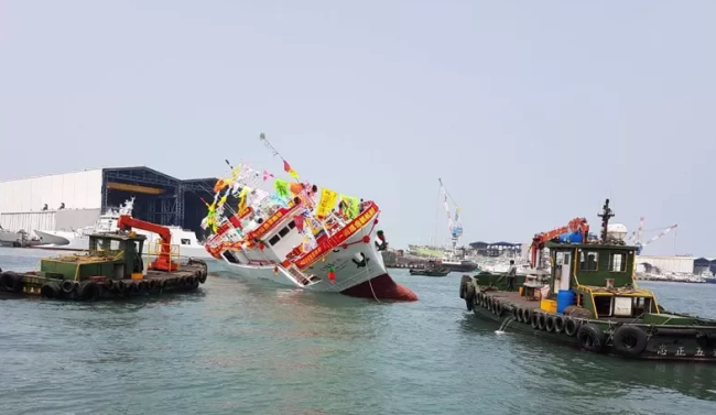 台湾新船刚下水就发生严重倾斜，吓坏现场观众
