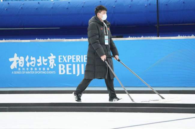 “相约北京”冰上项目测试活动冰壶比赛夜战冰立方