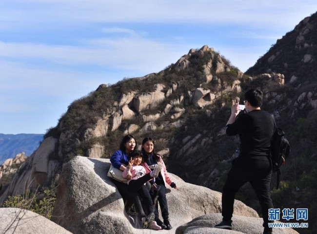 4月3日，游客在北京凤凰岭游览。当日是清明小长假第一天。新华社记者 任鹏飞 摄
