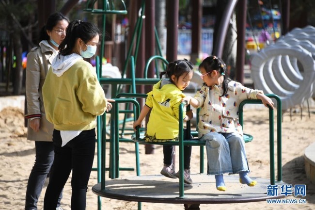 4月3日，小朋友与家长在北京南宫五洲植物乐园游玩。2021年南宫首届踏青艺术文化季于4月3日至5月10日举行。当日是清明小长假第一天。新华社记者 任超 摄