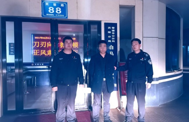 湖南一男子涉嫌酒驾冲关撞倒辅警拖行40米，已被抓